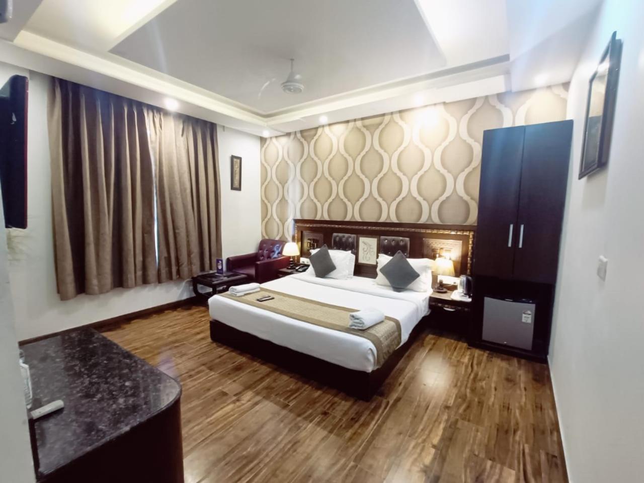 Hotel Waterfall Paschim Vihar Delhi Exteriör bild