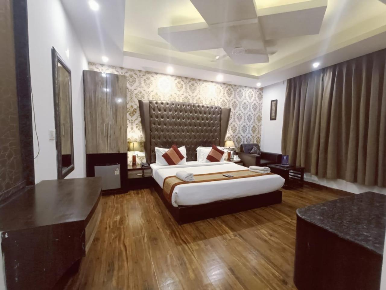 Hotel Waterfall Paschim Vihar Delhi Exteriör bild