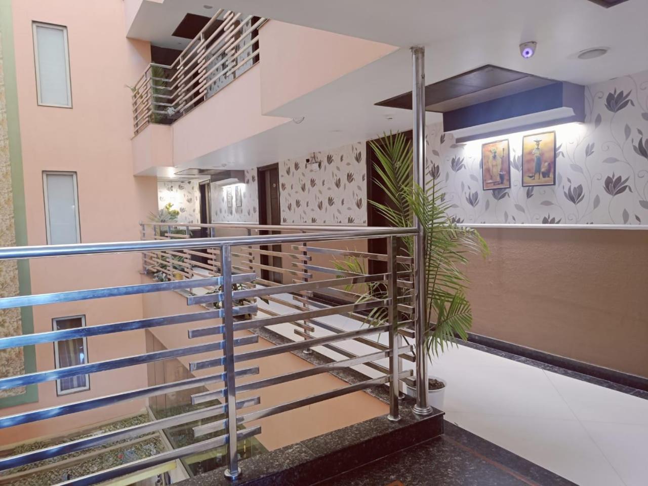 Hotel Waterfall Paschim Vihar Delhi Exteriör bild