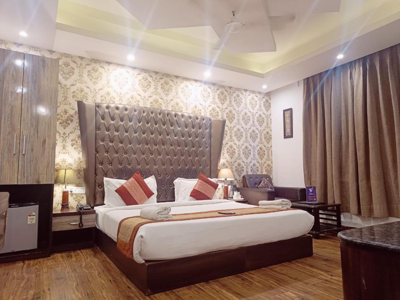 Hotel Waterfall Paschim Vihar Delhi Exteriör bild
