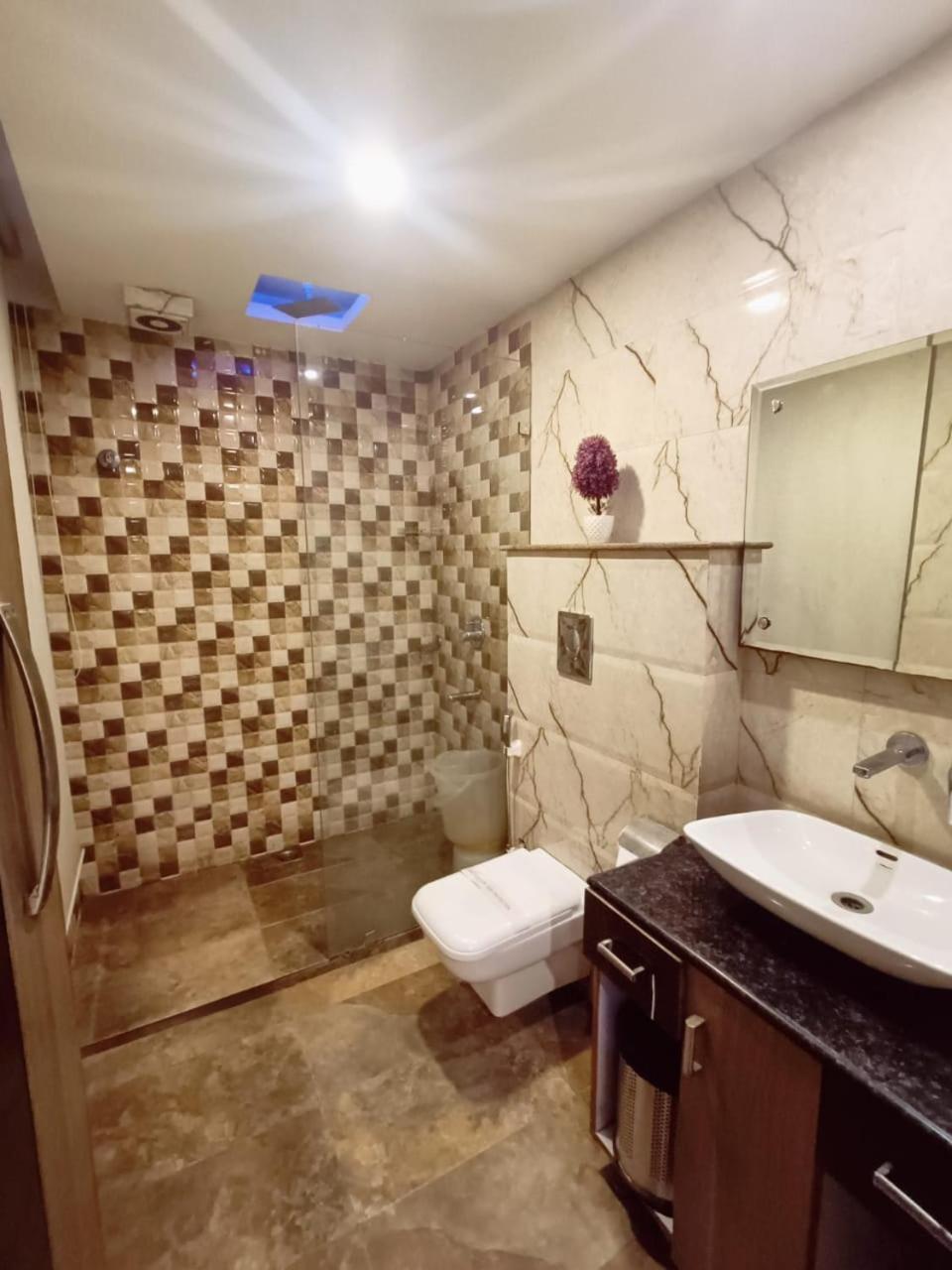 Hotel Waterfall Paschim Vihar Delhi Exteriör bild