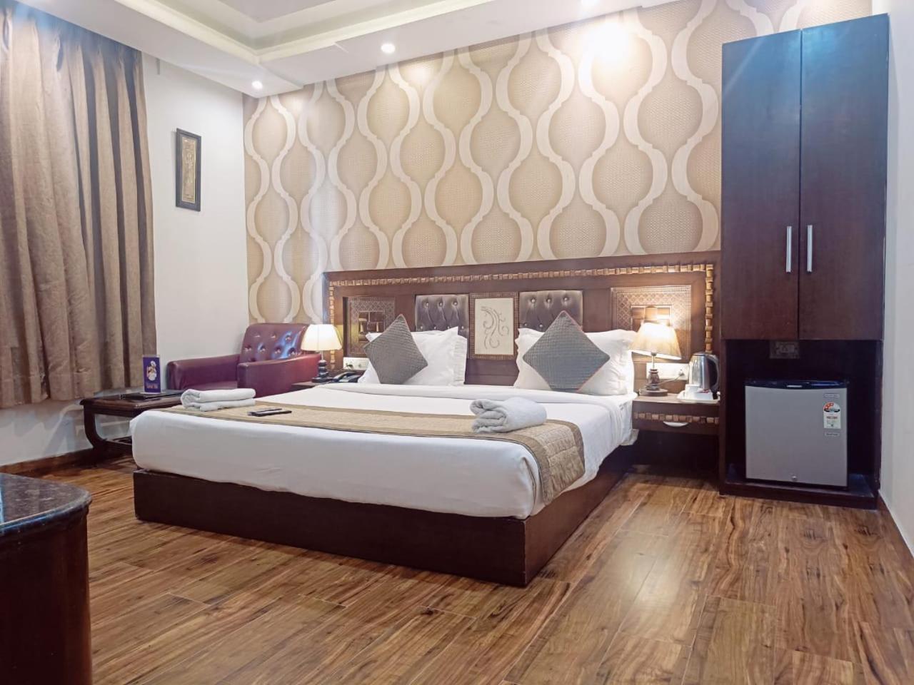Hotel Waterfall Paschim Vihar Delhi Exteriör bild